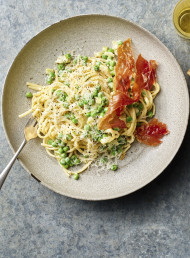 Linguine with Fennel, Peas, Crème Fraiche and Crispy Prosciutto 